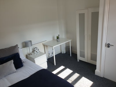 Friendly Houseshare - Bright Modern Room Main Photo