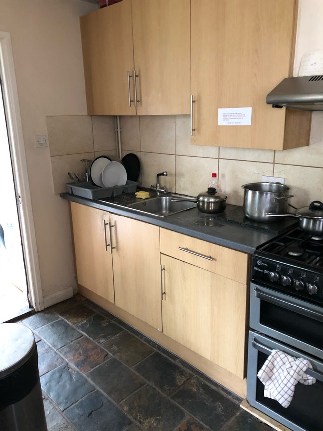 Woking room to rent Main Photo