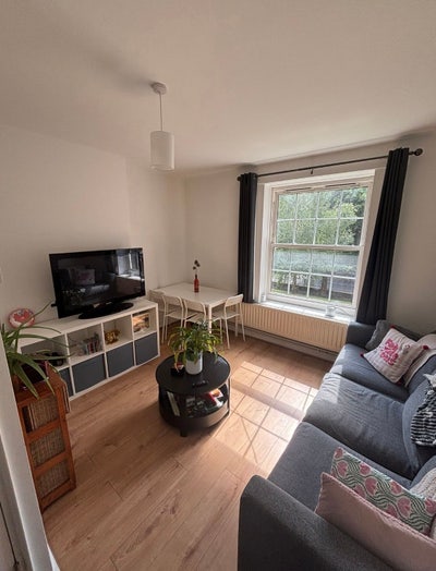 Double room in zone 1 move in ASAP Main Photo