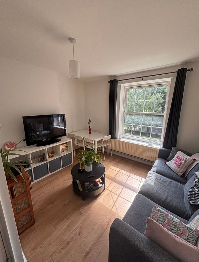 Double room in zone 1 move in ASAP Main Photo