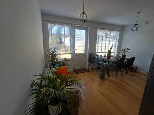Bright Double Room Available -Great Location Main Photo