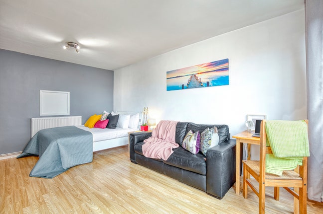 Stylish Living in a Comfortable Double Room Main Photo
