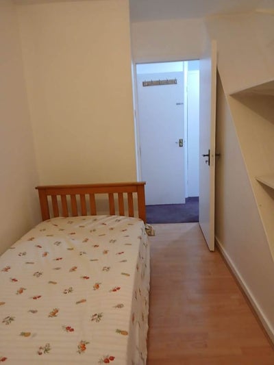 3-rooms available in same house RM10 Main Photo