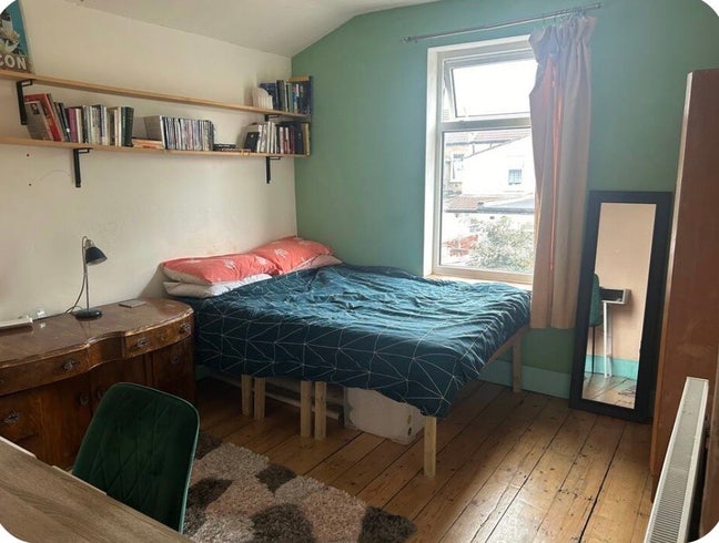 Double room in friendly creative house share Main Photo