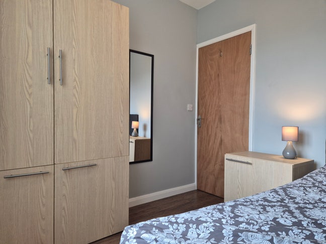 Modern Single Room •Parking• Nr Bentley & Hospital Main Photo