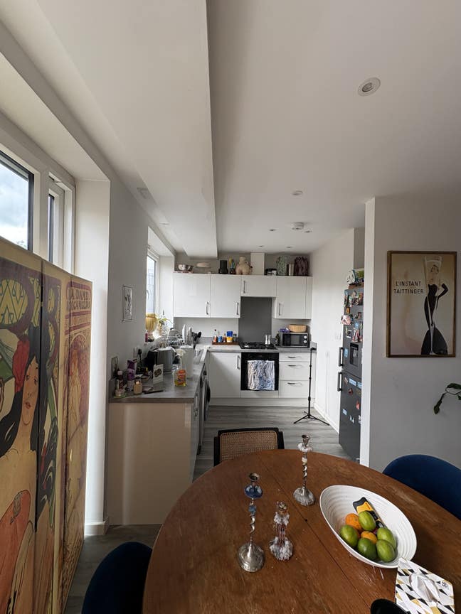 Seven Sisters double bedroom above station  Main Photo