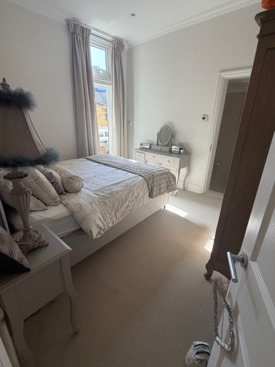 Beautiful En-suite in Stunning Garden Flat Main Photo