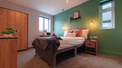 En-suite room available in a luxury house! Main Photo