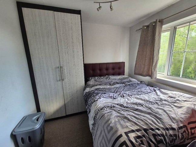 RG5 4HB- Spacious Double Room available Main Photo