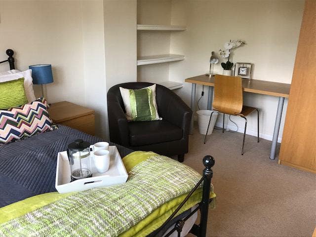 Spacious Ensuite Room in Friendly Prof House Share Main Photo