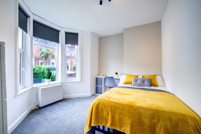Spacious double room in shared house Main Photo