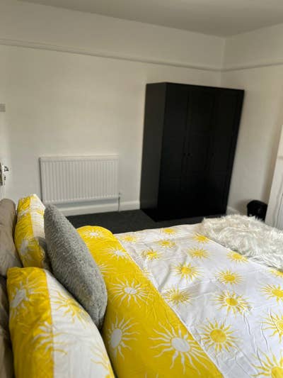 3 Bed House in CR4 1AE | 2 living areas  Main Photo