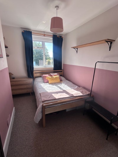Bright Double Room Available (Bills Included) Main Photo