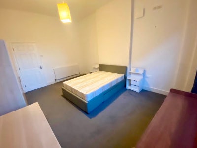 Large double room available in West Hampstead  Main Photo