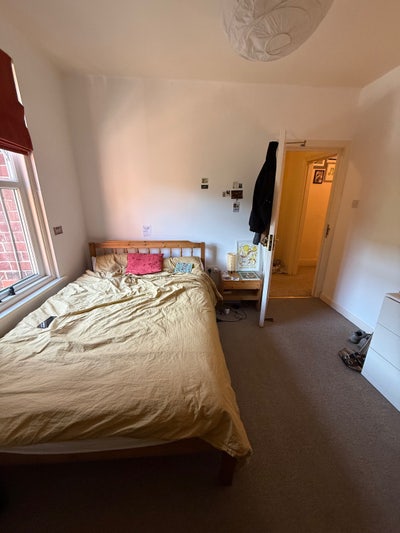 Spacious double room to rent in S11 Main Photo