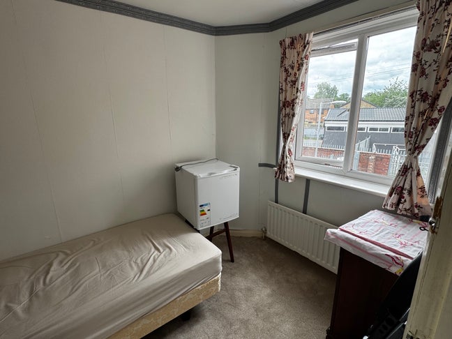 Newly decorated Room for rent  Main Photo