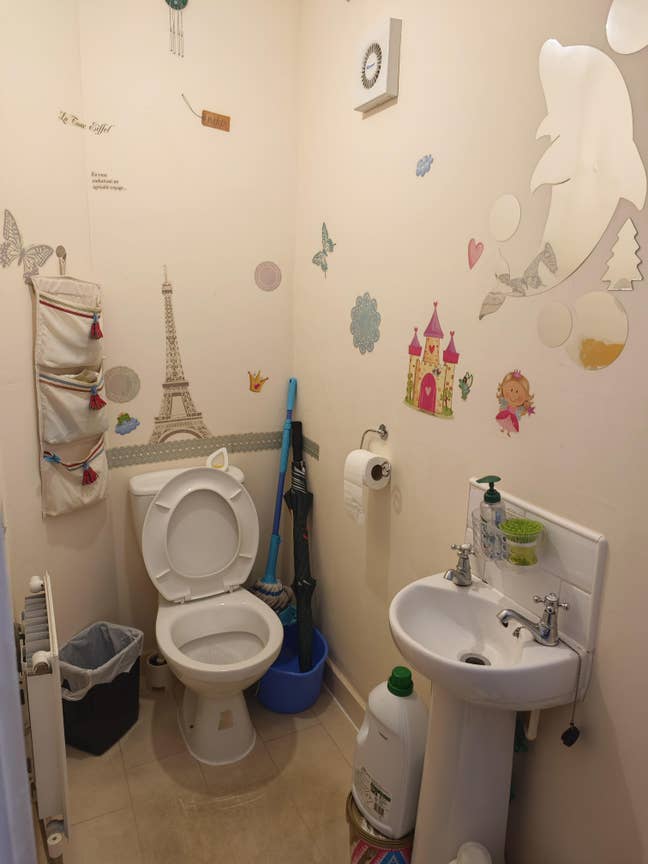 A room in Birstall available from July Main Photo