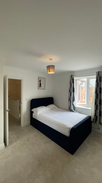 Spacious En-Suite Room in Newly Built Hampton Home Main Photo