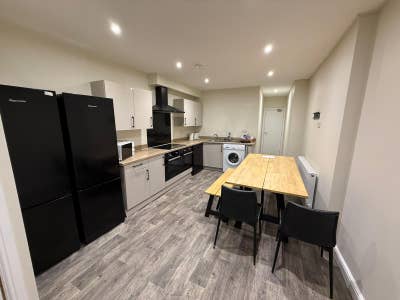 En-Suite Rooms for &pound;10 per week including bills Main Photo