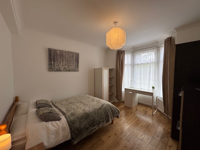 Bright Double Room with Bay Window.  Main Photo