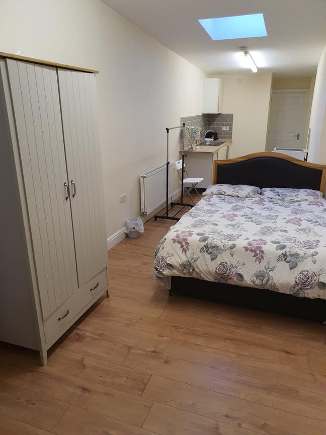 Studio flat for professionals Main Photo