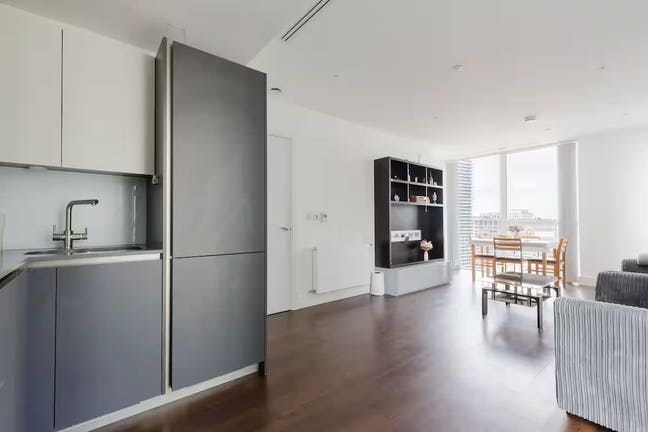 Spacious room in high-rise building with bathtub Main Photo