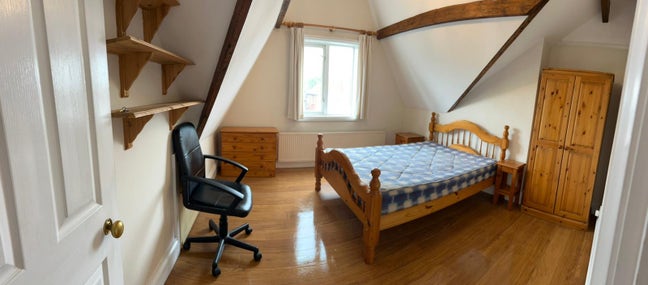 Professional person required for sociable house Main Photo