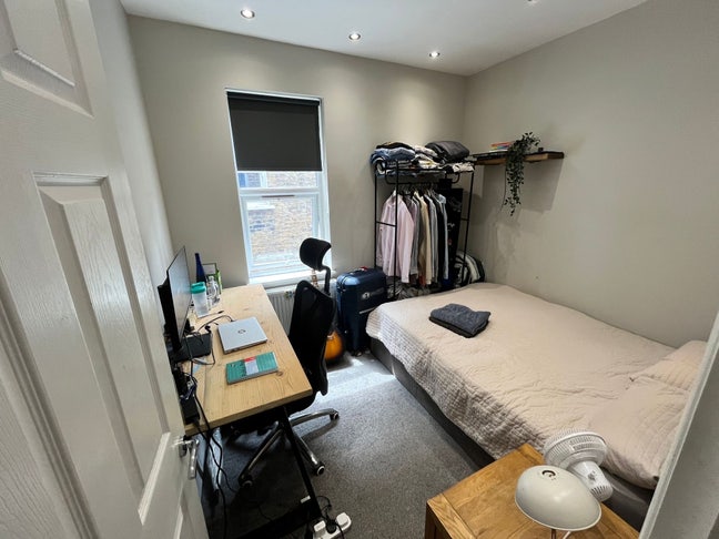 Double Room Available in Modern Tooting Flat  Main Photo