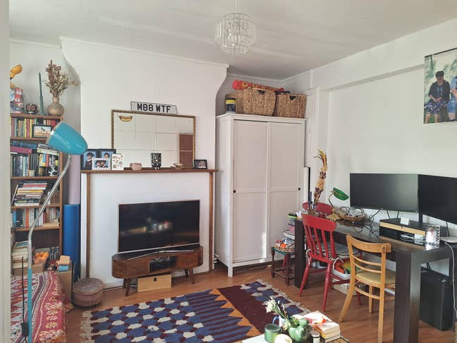 Decent Sized Room in Home in Bow Common Main Photo