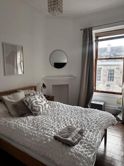 Double bed Stockbridge bright room in flat Main Photo