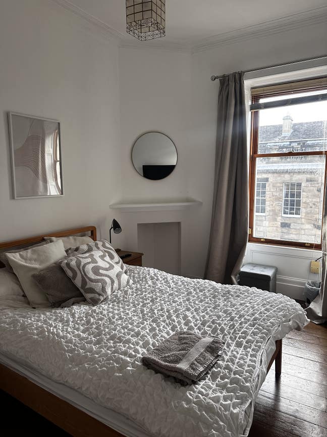 Double bed Stockbridge bright room in flat Main Photo