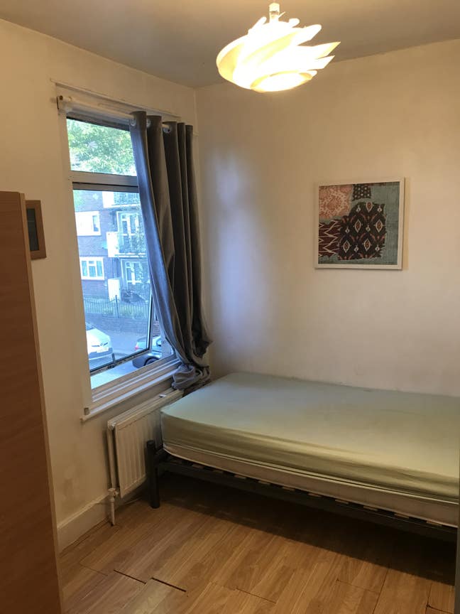 Newly Refurbished medium size room to rent  Main Photo