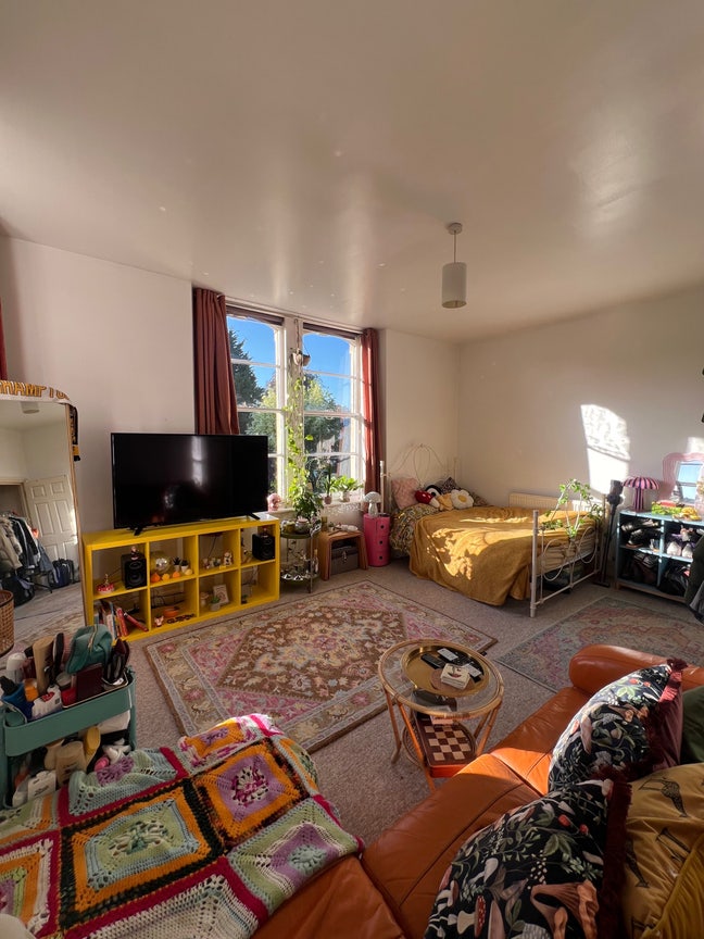 1 HUGE bedroom available in 3 bed flat Clifton Main Photo