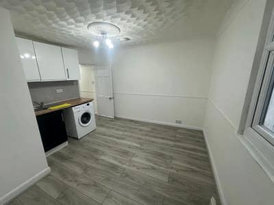 One Bedroom Flat to Rent Enfield EN3 Main Photo