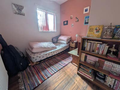 Double and single bedrooms 1m from Moorland Ave Main Photo