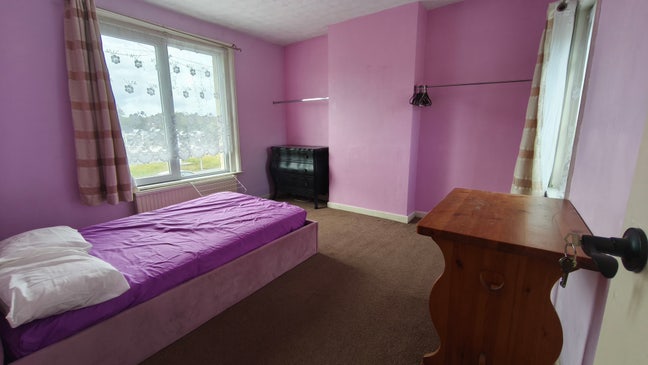 Large Double Bedroom Behind Greenbridge Shopping Main Photo