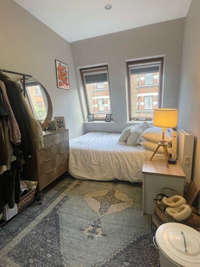Lovely Double Room in Girls Home in Fulham  Main Photo