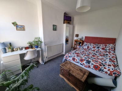 Double room in gorgeous BS4 house Main Photo