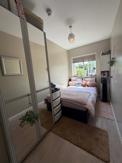 Lovely double bedroom near RHUL back gate Main Photo