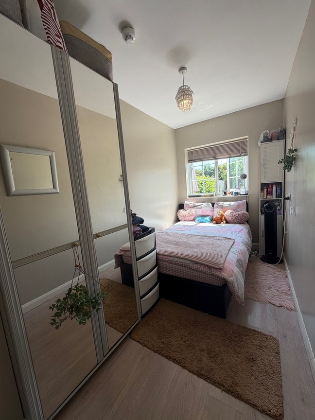 Lovely double bedroom near RHUL back gate Main Photo