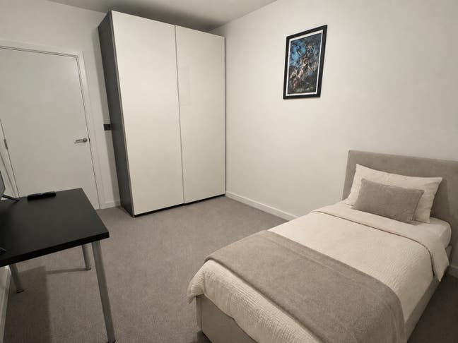 Spacious Single Room with Private Bathroom Main Photo