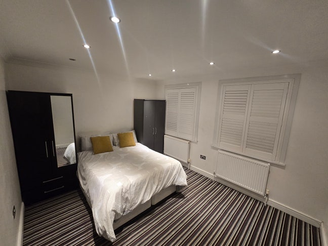 BIG Double Modern Room in Shared House Main Photo