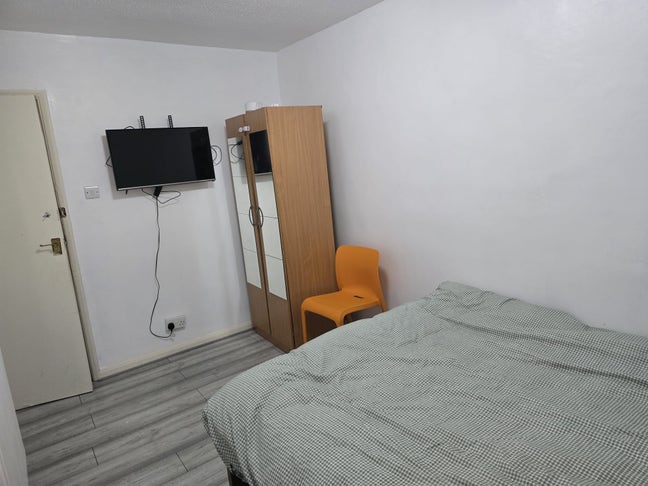 Room available close to Brockely station  Main Photo