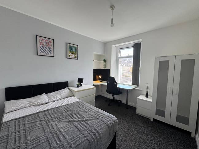 Modern Room Near City Centre  Main Photo