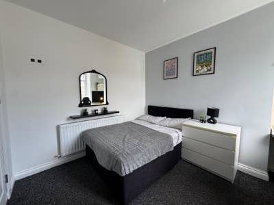 Modern Room Near City Centre  Main Photo