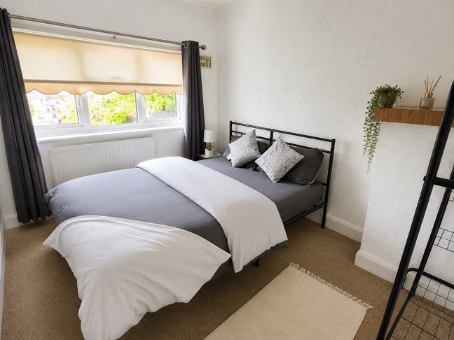 Free Parking- &pound;0 Bills, Contractors, Groups Main Photo