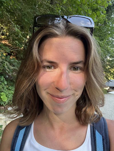 Professional female seeks single or double room Main Photo
