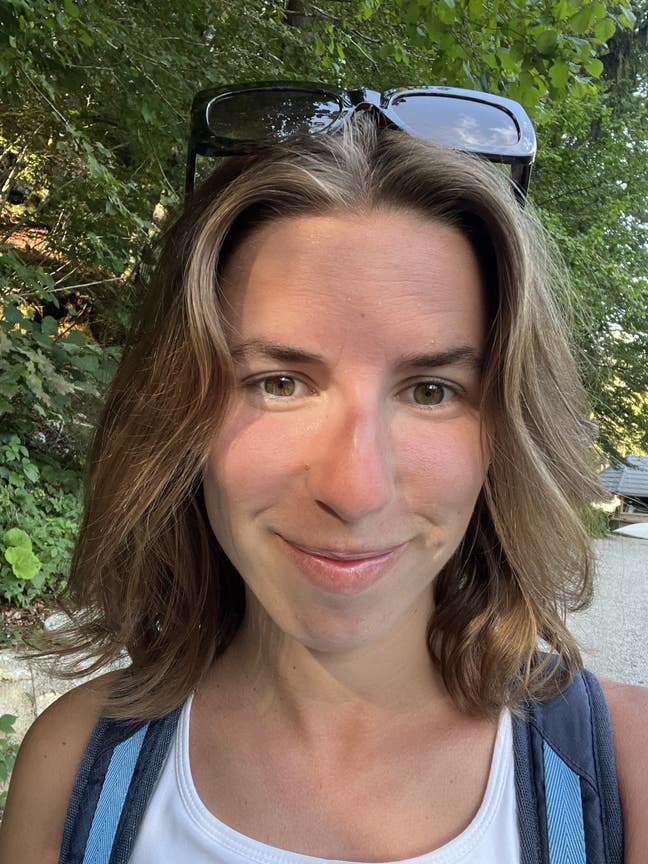 Professional female seeks single or double room Main Photo