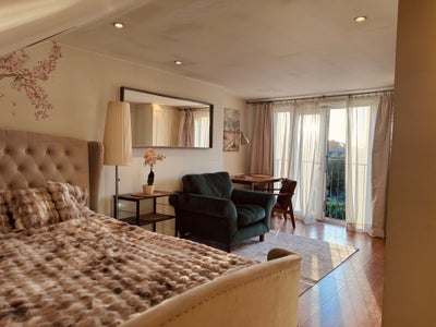 Large Ensuite Room | Female Only | Plenty of Stora Main Photo