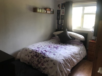 Near to East Surrey Hospital Advertising bedroom  Main Photo
